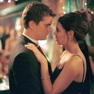 Dawson's Creek: Joshua Jackson e Katie Holmes nell'episodio Il ballo studentesco della serie