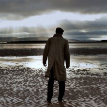 Blood: Paul Bettany di spalle in una scena del thriller