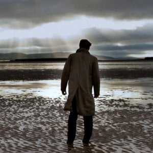 Blood: Paul Bettany di spalle in una scena del thriller