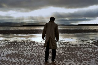 Blood: Paul Bettany di spalle in una scena del thriller