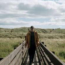 For Those in Peril: il protagonista George MacKay in una scena del film nei panni di un pescatore scozzese sopravvissuto ad un grave incidente in mare