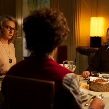 Les garçons et Guillaume, à table: Guillaume Gallienne in una scena nel doppio ruolo di madre e figlio insieme a André Marcon