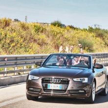 Niente può fermarci: i protagonisti del film in marcia a bordo della loro auto in una scena del film