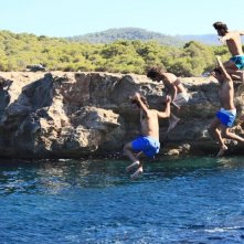Niente può fermarci: tuffo di gruppo in una scena del film