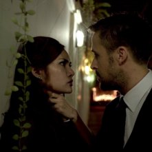 Rhatha Phongam in un faccia a faccia con Ryan Gosling in una scena di Only God Forgives