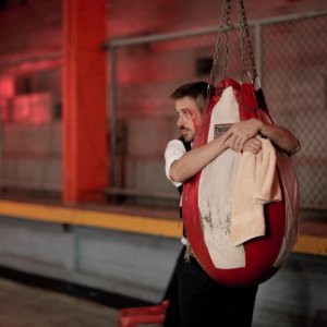 Ryan Gosling, protagonista di Only God Forgives, in una scena abbraccia il sacco da allenamento