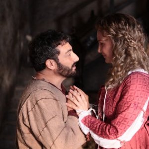 Una notte agli studios: Claudio Insegno in una scena