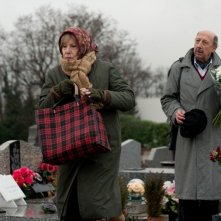 Bernadette Lafont in una scena del film Paulette insieme a André Penvern