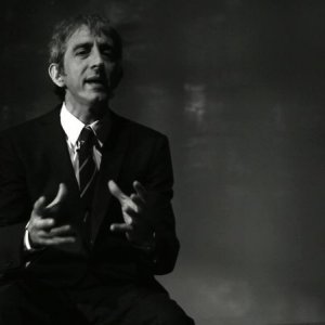 Fiamme di Gadda. A spasso con l'ingegnere: Sergio Rubini recita i testi di Gadda in una scena del documentario