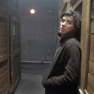 Homeland: Tewfik Jallab in una scena notturna del film nei panni di Farid