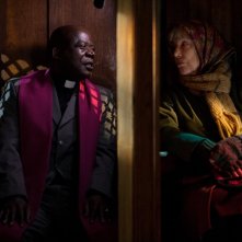 La protagonista del film Bernadette Lafont in una scena di Paulette insieme a Mahamadou Coulibaly