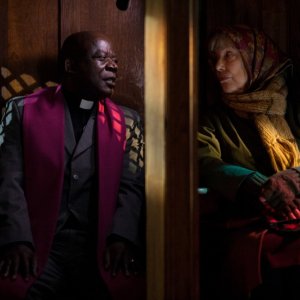 La protagonista del film Bernadette Lafont in una scena di Paulette insieme a Mahamadou Coulibaly