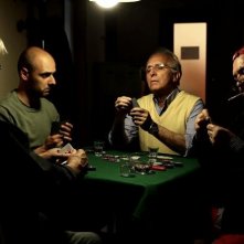 Nero infinito: Claudio Fragasso e Ruggero Deodato, guest star del film, in una scena