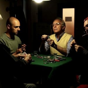 Nero infinito: Claudio Fragasso e Ruggero Deodato, guest star del film, in una scena