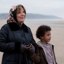 Paulette: Bernadette Lafont insieme al piccolo Ismaël Dramé in una scena