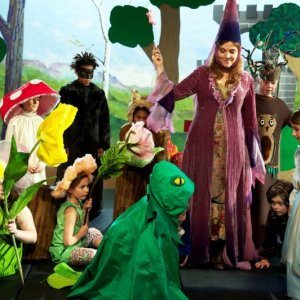 Quando meno te lo aspetti: Agnès Jaoui in una scena del film durante una recita di bambini