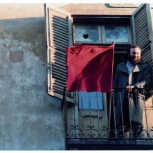 Slow Food Story: Carlo Petrini affacciato alla finestra della prima sede Arci