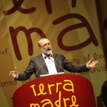 Slow Food Story: Carlo Petrini durante un convegno di Terra Madre
