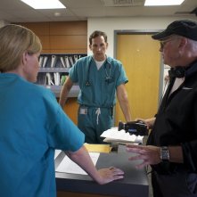 The Bay: il regista Barry Levinson sul set del film con Stephen Kunken