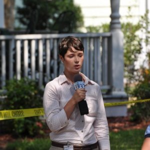 The Bay: Kether Donohue, nei panni della giornalista Donna Thompson, in una scena