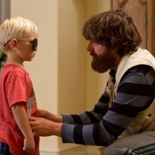 Una notte da leoni 3: Zach Galifianakis insieme al piccolo Carlos in una scena