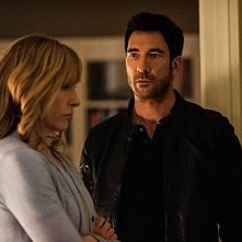 Dylan McDermott e Toni Collette in un'immagine della serie Hostages