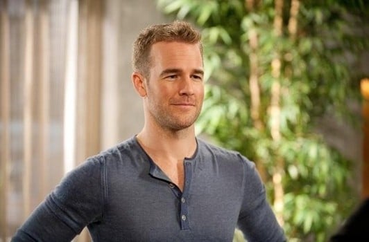 James Van Der Beek in una scena della serie Friends with Better Lives