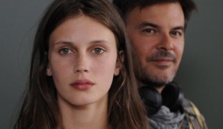 Jeune et jolie: la protagonista Marine Vacth in una foto promozionale insieme al regista François Ozon