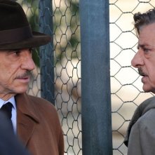 Ti ho cercata in tutti i necrologi: Giancarlo Giannini e F. Murray Abraham in un momento del film
