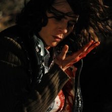 Ti ho cercata in tutti i necrologi: Silvia De Santis con le mani insanguinate in una scena