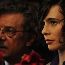 Ti ho cercata in tutti i necrologi: Silvia De Santis e Giancarlo Giannini in una scena