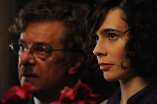 Ti ho cercata in tutti i necrologi: Silvia De Santis e Giancarlo Giannini in una scena