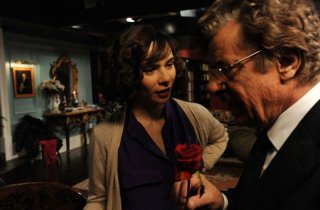 Ti ho cercata in tutti i necrologi: Silvia De Santis insieme a Giancarlo Giannini in una scena