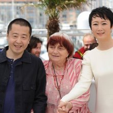 A Touch of Sin: il regista Jia Zhang-ke insieme all'attrice Tao Zhao e ad Agnès Varda durante il photocall di Cannes 2013