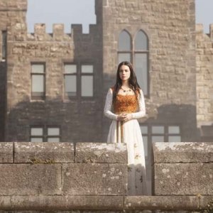 Adelaide Kane in un'immagine della serie televisiva Reign