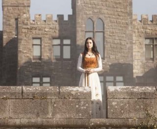 Adelaide Kane in un'immagine della serie televisiva Reign
