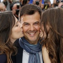 Jeune et jolie: il regista François Ozon baciato da Marine Vacth e Géraldine Pailhas a Cannes 2013