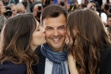 Jeune et jolie: il regista François Ozon baciato da Marine Vacth e Géraldine Pailhas a Cannes 2013