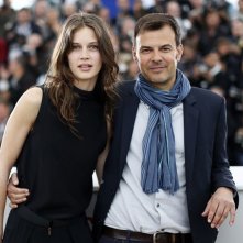Jeune et jolie: il regista François Ozon insieme alla protagonista Marine Vacth durante il photocall a Cannes 2013