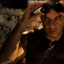 Riddick: lo sguardo vitreo di Vin Diesel in una scena del film diretto da David Twohy
