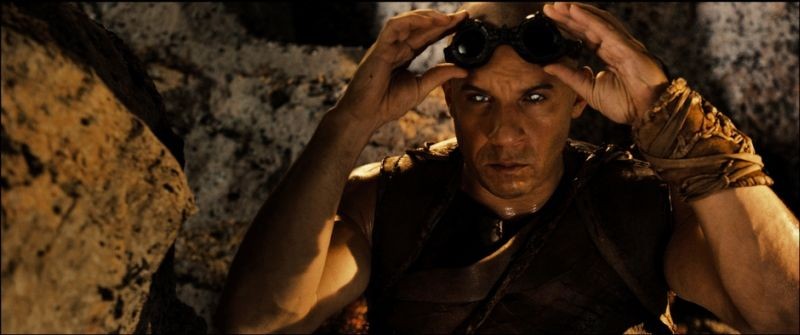 Riddick: lo sguardo vitreo di Vin Diesel in una scena del film diretto da David Twohy