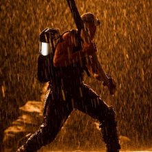 Riddick: Vin Diesel in azione sotto la pioggia in una scena del film