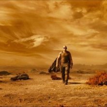 Vin Diesel immerso nel polveroso paesaggio di Riddick