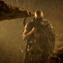 Vin Diesel, protagonista del fantascientifico Riddick, in una scena