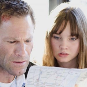 Aaron Eckhart con Liana Liberato in Erased