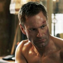 Aaron Eckhart in Erased: una sequenza del film