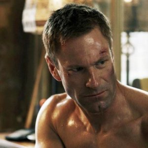 Aaron Eckhart in Erased: una sequenza del film