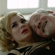 Peter Mullan in The Liability adagiato su  Kierston Wareing