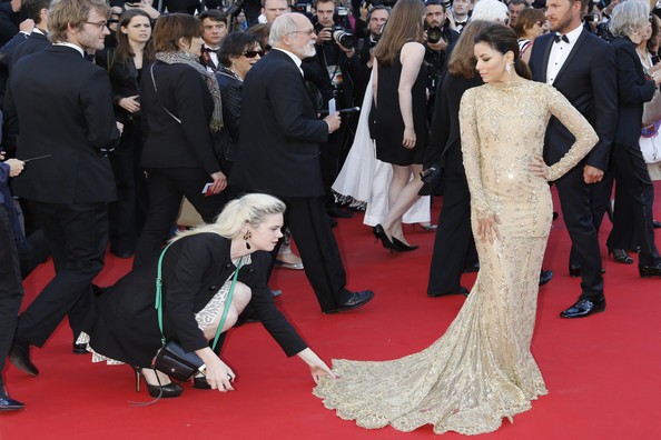 Cannes 2013 Eva Longoria Aspetta Che Una Collaboratrice Finisca Di Sistemarle L Abito Sul Rappeto Ro 275832