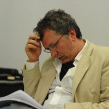 Una vita da sogno: il regista Domenico Costanzo in pausa di riflessione sul set